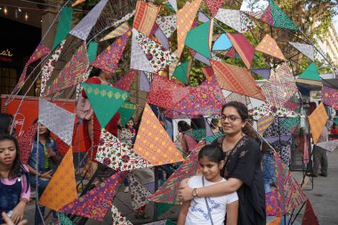 MUMBAI, INDIA, 5 Şubat 2020: Sanatçı eserlerini Mumbai, Kala Ghoda Sanat Festivali, Kala Ghoda Sanat Festivali 'nde sergiliyor.