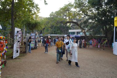 MUMBAI, INDIA, 5 Şubat 2020: İnsanlar Mumbai Kala Ghoda Sanat Festivali 'ni ziyaret edip eğleniyorlar.