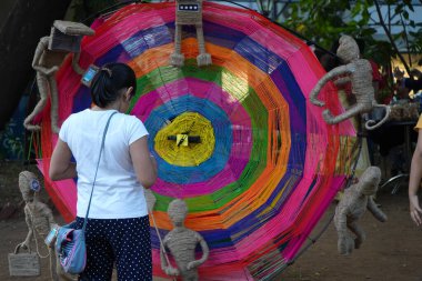 MUMBAI, INDIA, 5 Şubat 2020: Sanatçı eserlerini Mumbai, Kala Ghoda Sanat Festivali, Kala Ghoda Sanat Festivali 'nde sergiliyor.
