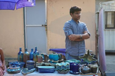 MUMBAI, INDIA, 5 Şubat 2020: Sanatçı eserlerini Mumbai, Kala Ghoda Sanat Festivali, Kala Ghoda Sanat Festivali 'nde sergiliyor.