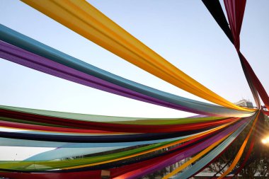 Gökyüzü arka planında renkli ipek kumaş