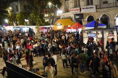 MUMBAI, INDIA, 5 Şubat 2020: İnsanlar Mumbai Kala Ghoda Sanat Festivali 'ni ziyaret edip eğleniyorlar.
