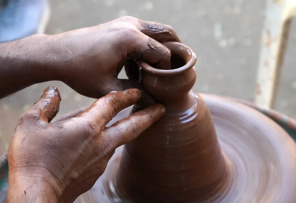 一个陶工的手 在轮子上创造了一个土罐子 一个指导女人的陶工 — 图库照片