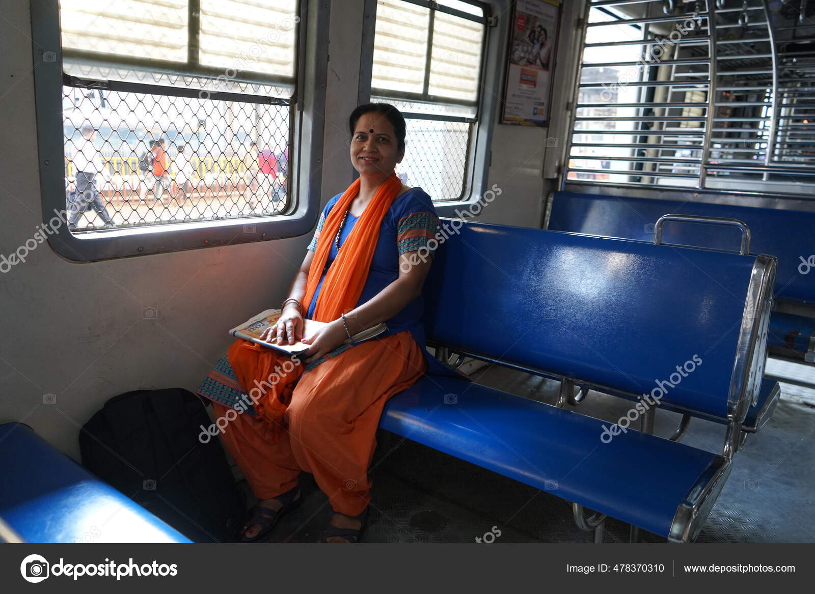 Unidentified Passengers Standing on the Doors of Running Local Train during  Rush Hours Editorial Photography - Image of station, india: 168031082