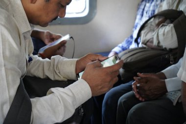MUMBAI, INDIA, 5 Şubat 2020: Hint Demiryolu yerel treninde tanımlanamayan yolcular, Hint Demiryolları yılda yaklaşık 7.500 milyon yolcu taşıyor.