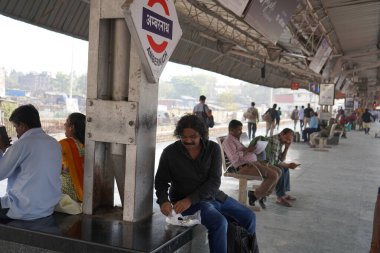 MUMBAI, INDIA, 5 Şubat 2020: Bir tren istasyonu platformunda kimliği belirsiz yolcular.
