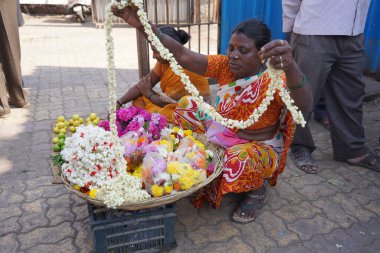 MUMBAI, INDIA, 5 Şubat 2020: Mumbai sokaklarında çeşitli mallar satan sokak satıcısı.