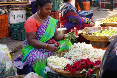 MUMBAI, INDIA, 5 Şubat 2020: Mumbai sokaklarında çeşitli mallar satan sokak satıcısı.