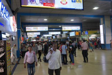 MUMBAI, INDIA, 5 Şubat 2020: Yoğun trafik ve Mumbai yolunda yürüyen insanlar.