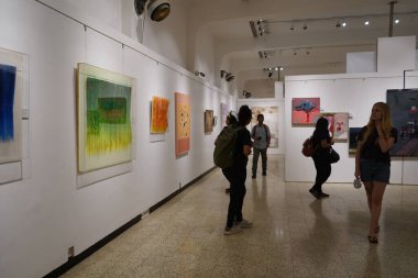 MUMBAI, INDIA, 5 Şubat 2020: İnsanlar Hindistan 'da ünlü bir sanat galerisi olan Cihangir Sanat Galerisi' ndeki modern ve çağdaş sanat sergisini ziyaret ediyorlar..