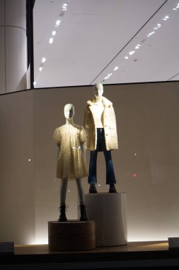 MUMBAI, INDIA, 5 Şubat 2020: Mumbai caddesindeki bir giyim mağazasının önünde duran aptal bir kadın heykeli.