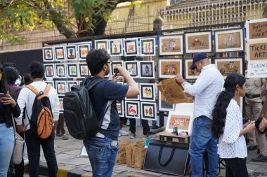 MUMBAI, INDIA, 5 Şubat 2020: İnsanlar Mumbai Kala Ghoda Sanat Festivali 'ni ziyaret edip eğleniyorlar.