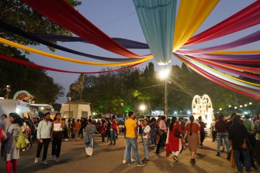 MUMBAI, INDIA, 5 Şubat 2020: İnsanlar Mumbai Kala Ghoda Sanat Festivali 'ni ziyaret edip eğleniyorlar.