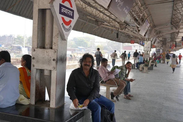 Mumbai India February 2020 Непізнані Пасажири Платформі Залізничного Вокзалу — стокове фото