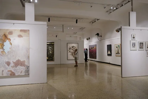 Mumbai India February 2020 뭄바이 Jejangir Art Gallery 전시회를 방문하는 — 스톡 사진