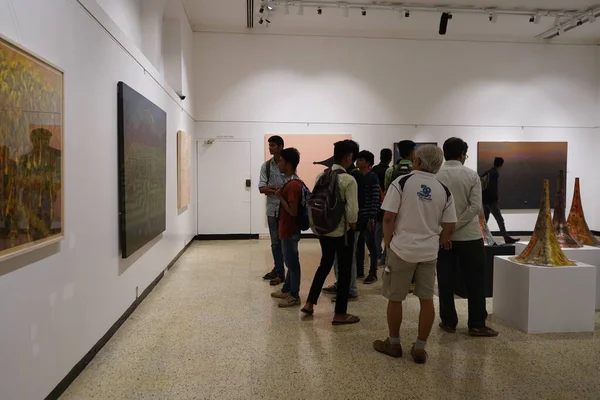 Mumbai India February 2020 뭄바이 Jejangir Art Gallery 전시회를 방문하는 — 스톡 사진