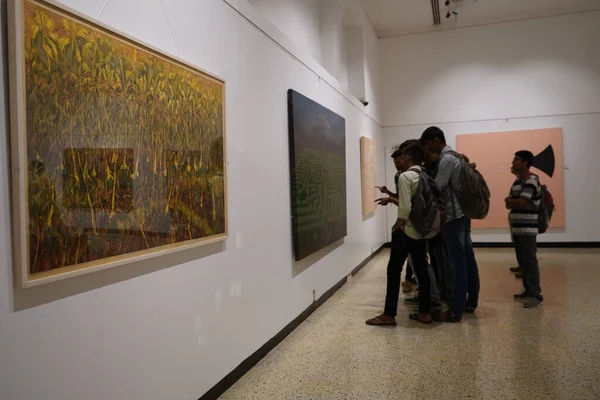 Mumbai India Febrero 2020 Gente Visita Exposición Arte Arte Moderno — Foto de Stock