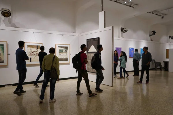 Мумбай Индия Февраля 2020 Люди Посещают Художественную Выставку Современного Искусства — стоковое фото