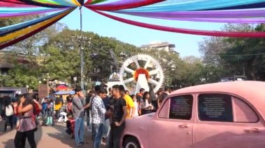 MUMBAI, INDIA, 5 Şubat 2020: İnsanlar Mumbai Kala Ghoda Sanat Festivali 'ni ziyaret edip eğleniyorlar.