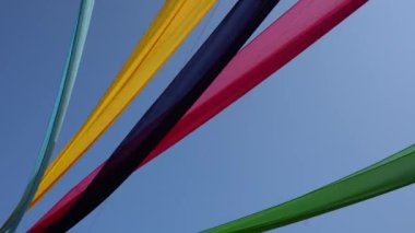 Gökyüzü arka planında renkli ipek kumaş