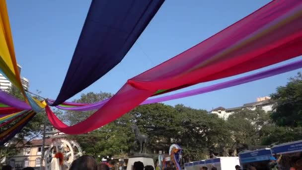 Mumbai India มภาพ 2020 คนเย ยมชมและเพล ดเพล บเทศกาลศ ลปะคาลาโกดา มไบ — วีดีโอสต็อก