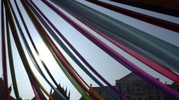 天空背景上色彩艳丽的丝绸面料 — 图库视频影像