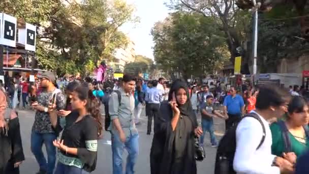 Mumbai India Ruary 2020 Människor Besöker Och Njuter Kala Ghoda — Stockvideo