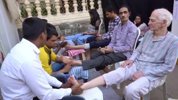 Mumbai India Luty 2020 Niewidomi Zapewniają Turystom Masaż Stóp Ulicy — Wideo stockowe