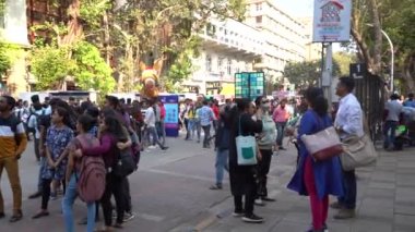 MUMBAI, INDIA, 5 Şubat 2020: İnsanlar Mumbai Kala Ghoda Sanat Festivali 'ni ziyaret edip eğleniyorlar.