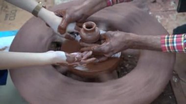 Bir çömlekçinin elleri, seramik tekerlekle çalışması için bir çömlekçinin elleri.