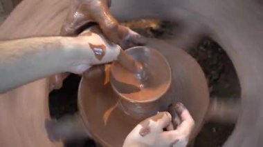 Bir çömlekçinin elleri, seramik tekerlekle çalışması için bir çömlekçinin elleri.
