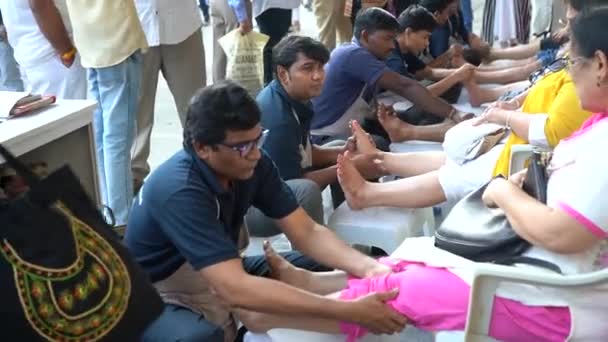Mumbai India Luty 2020 Niewidomi Zapewniają Turystom Masaż Stóp Ulicy — Wideo stockowe
