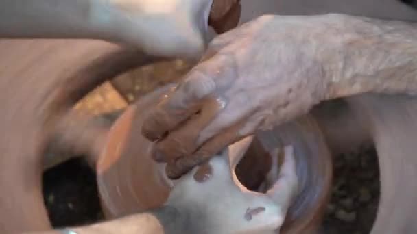 토기장의 여자의 손으로 인도하는 도자기 바퀴를 다루는데 도움이 — 비디오