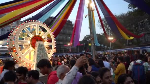 Mumbai Índia Fevereiro 2020 Pessoas Visitam Desfrutam Kala Ghoda Arts — Vídeo de Stock