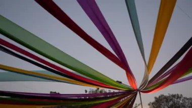 Gökyüzü arka planında renkli ipek kumaş