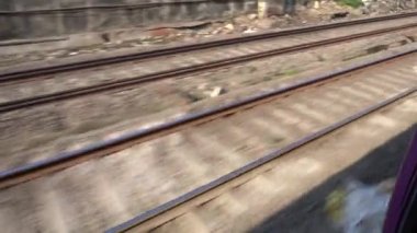 Hint tren yolu, Hint demiryolları. Yolcu treni, demiryolu ile. Pencereden çekilmiş..