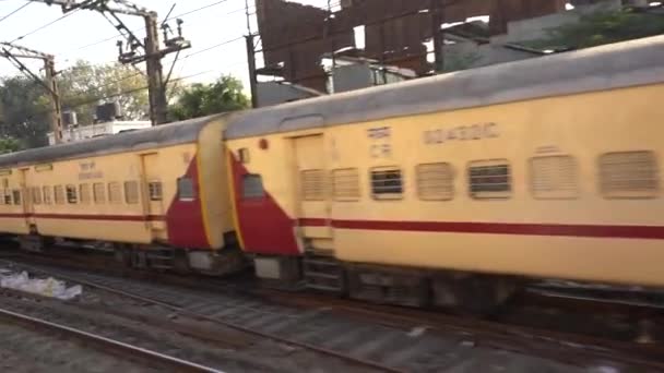 Indyjski Tor Kolejowy Indyjskie Koleje Pociąg Pasażerski Koleją Strzał Okna — Wideo stockowe