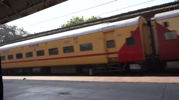 Indian Railway Spoorlijn Indian Railways Passagierstrein Spoor Uit Het Raam — Stockvideo