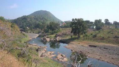 Orman nehri kayalar üzerinde su akıntısı, dağ ormanı nehir kayaları manzarası. 