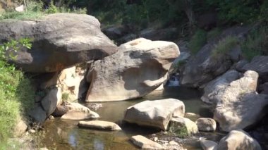 Orman nehri kayalar üzerinde su akıntısı, dağ ormanı nehir kayaları manzarası. 