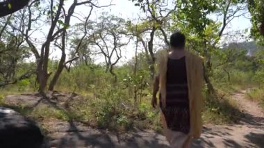 Hindistan 'da ormanda yürüyen bir kadın..