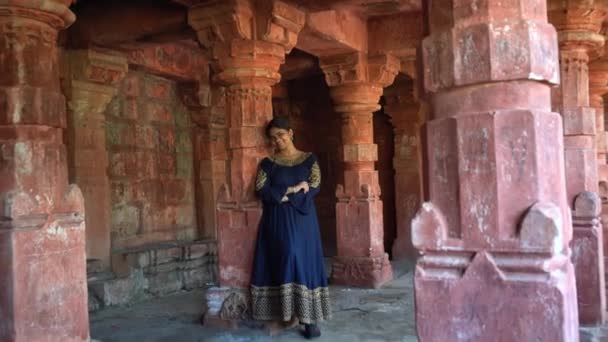 Женщина Древнем Храме Индия — стоковое видео