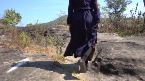 Mulher Caminhando Floresta Índia — Vídeo de Stock