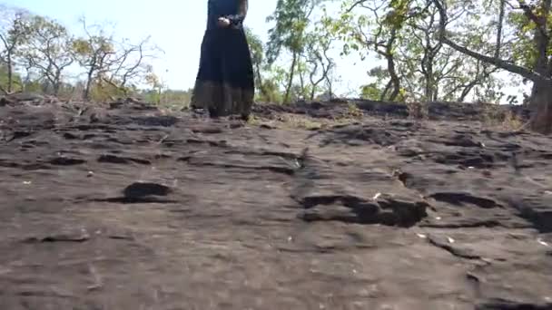 Mulher Caminhando Floresta Índia — Vídeo de Stock