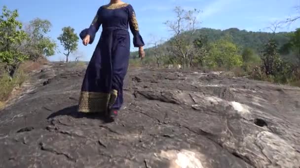 Mulher Caminhando Floresta Índia — Vídeo de Stock