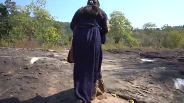 Mulher Caminhando Floresta Índia — Vídeo de Stock