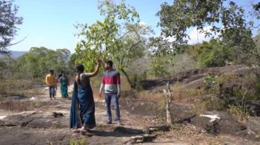 AKOLA, MAHARASHTRA, INDIA 18 Kasım 2019: Ormanda doğa yürüyüşü yapan kırsal insanlar.