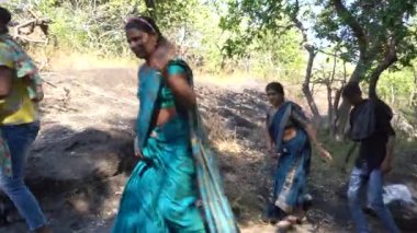 AKOLA, MAHARASHTRA, INDIA 18 Kasım 2019: Ormanda doğa yürüyüşü yapan kırsal insanlar.