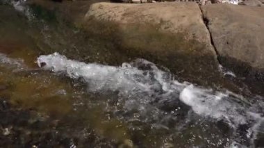 Orman nehri kayalar üzerinde su akıntısı, dağ ormanı nehir kayaları manzarası. 
