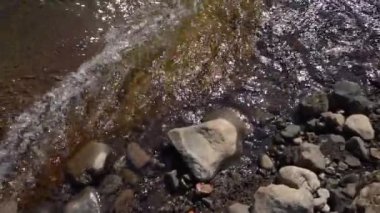 Orman nehri kayalar üzerinde su akıntısı, dağ ormanı nehir kayaları manzarası. 